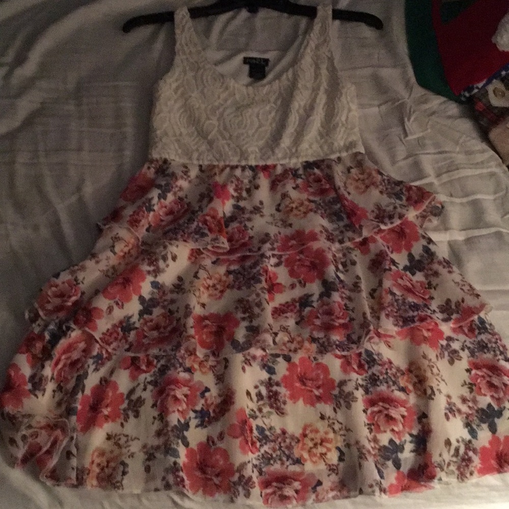 Dress w/ floral pattern.